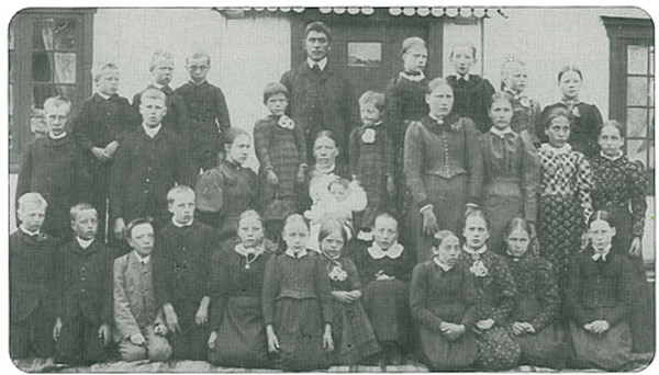 Klassebilde fra Bekken skule på Dovre 1896
