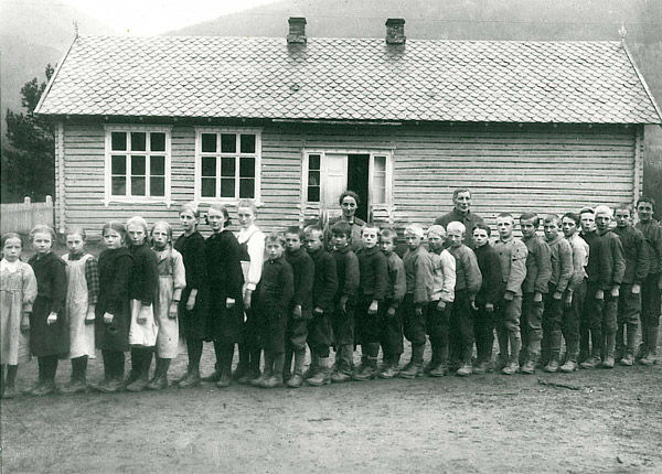 Brennhaug skole, ant. 1915-20. (Foto: eier Asbjørn Moen, Dovre)