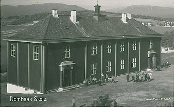 Dombås skole 1927. (Foto: Asbjørn Moen/Dovre kommune)