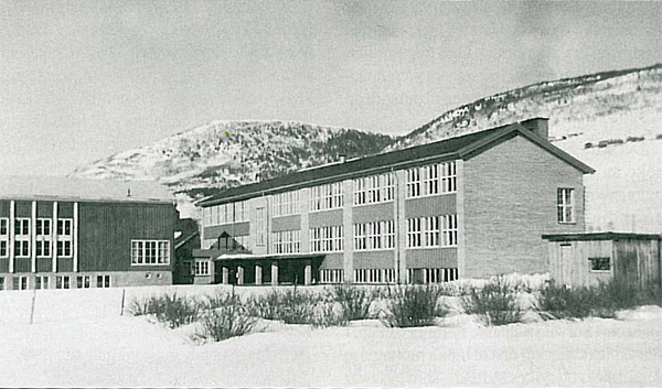 Dovre skole med  samfunnshuset til venstre, 1959. (Foto: Joh. T. Brualøkken/Dovre kommune)