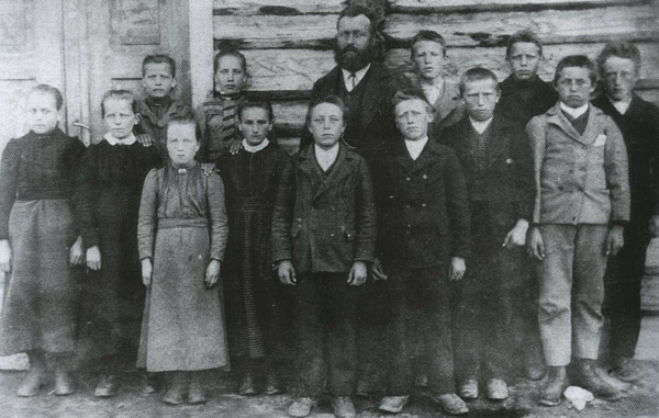 Lærer Torger T. Risdal med elever foran Graupe skule, Uppigard, tidlig på 1900-tallet.(Foto: Fron Historielag)