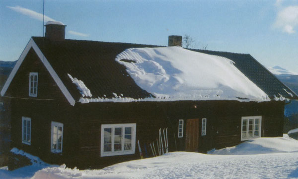 Hågåstugu skole i Skåbu innkjøpt til skolegård i 1862. (Kilde: Fronsbygdin 2007)