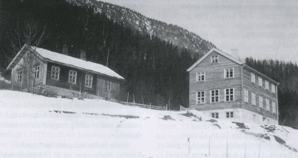 Sør-Strand skule med gammel og ny skolebygning (Foto eid av Svava Madssveen, Ringebu historielag)