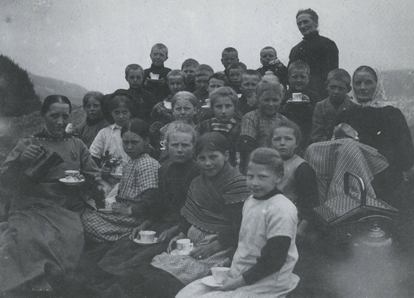 Elever fra Nordre Fåvang skule på utflukt 1912. Lærerinne Marie Jensen står bakerst. (Foto: eier Lisbet Kleven, Ringebu historielag)