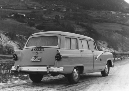 Ringebu Sanitetsforening anskaffet sin første sykebil i 1939. Bildet over viser derimot den nye bilen som ble kjøpt inn i 1956, en Ford County Sedan til kr. 32.100, - . Bilen ble tatt i bruk 28. august samme år.