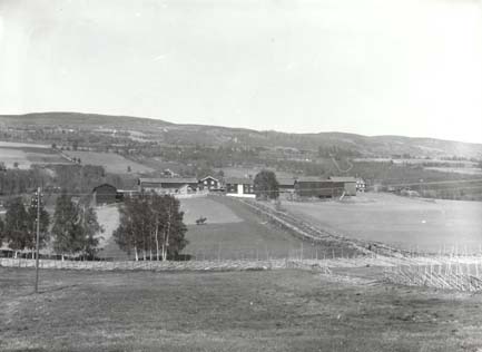 Foto fra Sør-Fron med garden Listad i forgrunnen. (Foto: H.H.Lie, 26/5-1901, fotonr. 5956)
