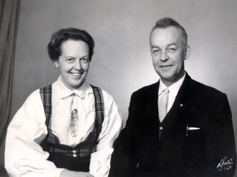 Dagny og Are Stauri, 1964. Are var rektor i åra 1948–1972, og Dagny var tilsett ved skulen 1945–1987 som husmor, lærar og var vertinne ved ulike kurs i desse åra. (Foto: Elstad)