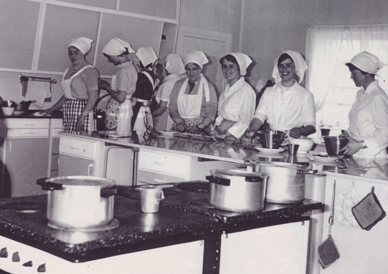Jentekurs med matlaging frå 1950-talet.