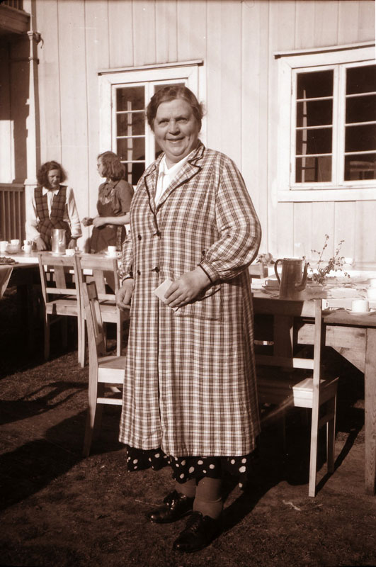 Høgskulemora Lise Stauri framfor internatet på Hundorp. (Foto fra Rasmus Stauris arkiv)