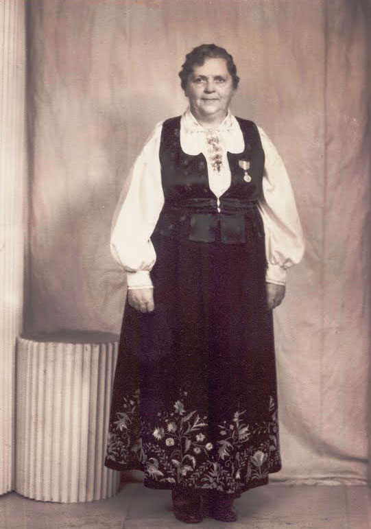 Lise Stauri med Kongens fortjenstemedalje i gull i 1947. (Foto fra Rasmus Stauris arkiv)