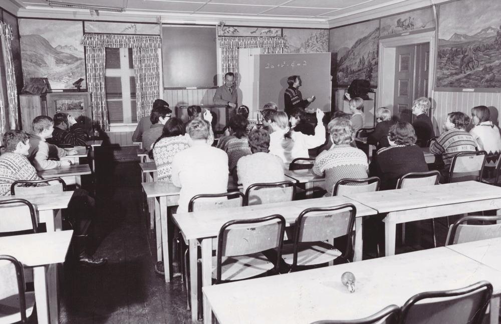 Matematikkundervisning i A-salen, skuleåret 1967–68. I dag blir rommet kalla Einbusalen. (Foto: Privat / Stauri-familien)
