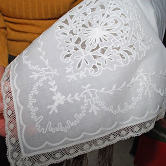 A kerchief with tambour embroidery made by Else Johnsrud. (Photo: Karen Bleken/ Maihaugen).