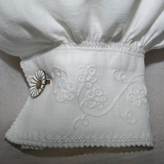 Tambour embroidery on a bunad blouse. (Photo: Karen Bleken/Maihaugen).