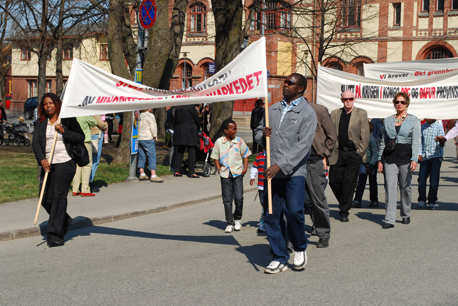 Norwegian-African organization in Oppland participated in the May 1st parade in Gjøvik. An Oppland Archive staff member was there to document it. (Karen Bleken/OAM).