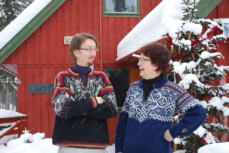 Therese Boudestein og sønnen Jan foran huset i Skurengslia. (Foto: Karen Bleken/OAM).