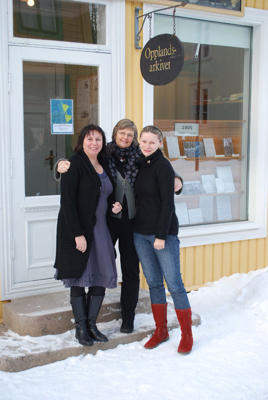 Arkivleder Marit Hosar sammen med prosjektmedarbeiderne Karen Bleken og Monika Sokol-Rudowska utenfor Opplandsarkivet avdeling Maihaugen. (Foto: Richard Fauskrud/OAM).