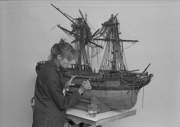 Teknisk konservator fra Maihaugen, Randa Arntzen, i ferd med å restaurere båten Hans T. Kraabøl bragte med seg hjem til Gausdal etter endt sjømannsliv. Båten er trolig en modell av 