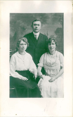 Dei tre ungane til Benedikte Bakken som reiste til Amerika: Inga, Martin (Baker) og Birgitte (Bessie Baker). (Fotograf: ukjend)