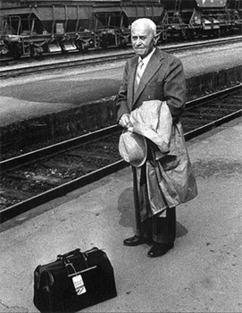 Asmund Bakken på jernbanestasjonen (Foto: GD)