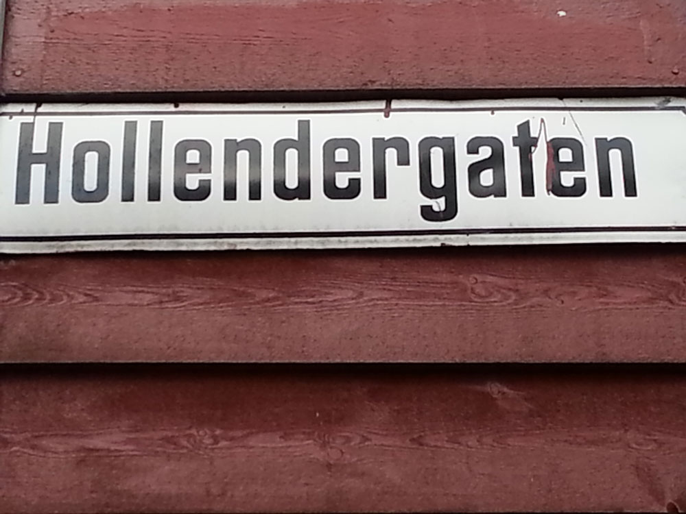 Språket vårt inkluderer mange nederlandske ord og uttrykk. Likeså navn på personer og steder. Hollendergaten i Bergen er bare ett av mange eksempel. (Foto: Margit Løyland).