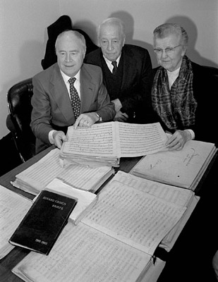 Den verdifulle Grieg-samlingen studeres. Fra venstre: Den norske generalkonsulen i New York Bjarne Grindem, Kaare K. Nygaard og styreleder i C. F. Peters Corporation Evelyn Hinrichsen
