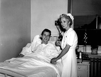 Ella Nygaard med en av de mange norske sjømennene, White Plains Hospital