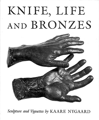 Det er utgitt flere bøker av og om Kaare Nygaard. Bildet viser Kaare Nygaards egen bok 'Knife, Life and Bronzes', hvor han forteller om tanker og meninger bak sine skulpturer. (Nygaard Ltd., Svarsdale, New York, 1986)