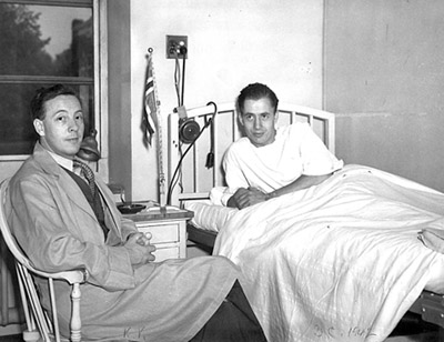Kaare Nygard med en av de over 3000 sjømennene han behandlet under 2. verdenskrig, White Plains Hospital