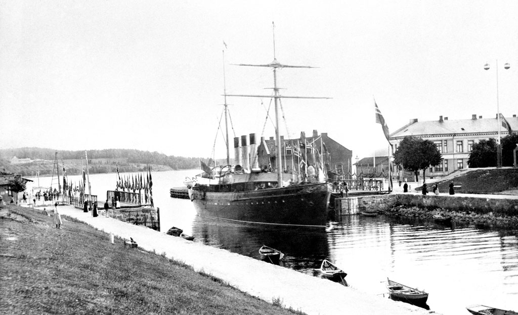 Bilde av kanalen i Moss fra 1895. (Kilde: Universitetsbiblioteket i Trondheim)
