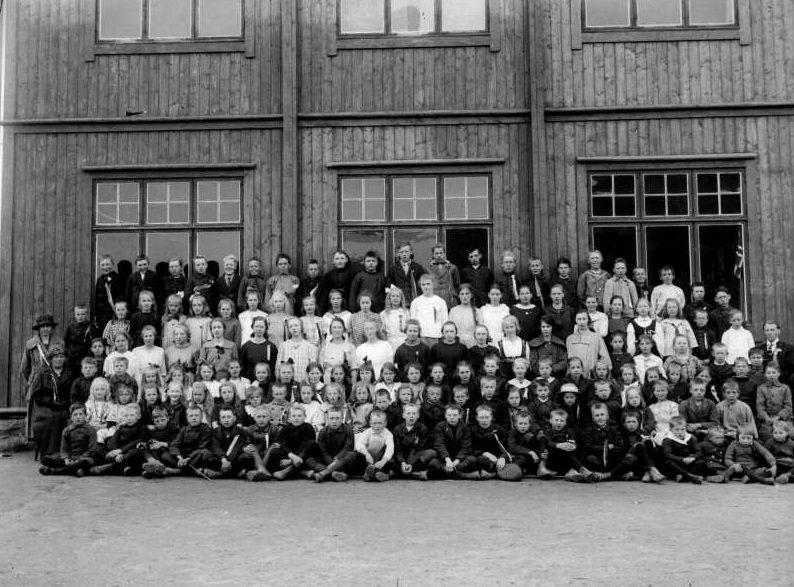 Dette bildet fra Jørstadmoen skole er tatt av Sigurd Jørstad, men vi vet ikke når. Er det noen som kjenner til når og hvem? (Fotograf: Sigurd Jørstad - Copyright: Maihaugen)