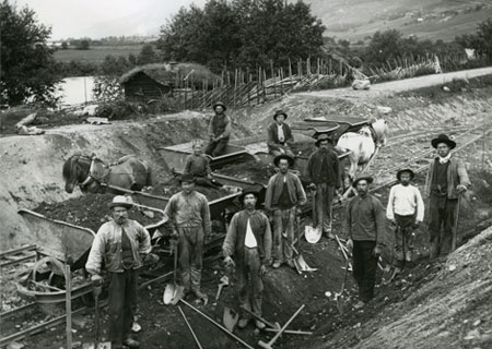 H.H. Kirketeigens arbeidslag under byggingen av jernbanen i Kvam 20/6-1896.