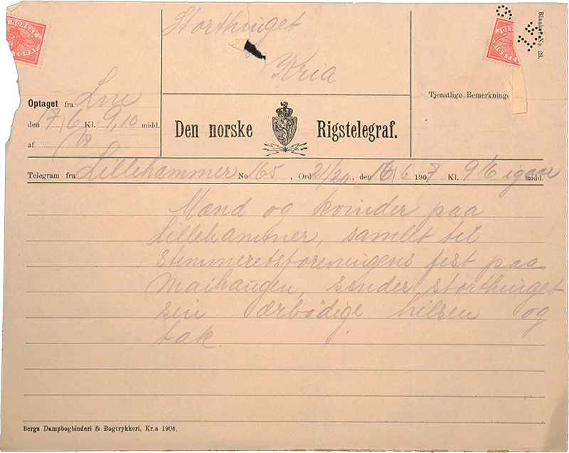 Telegram til Stortinget fra Lillehammer kvindestemmeretsforening i 1907 med følgende tekst: «Mænd og kvinder paa Lillehammer samlet til stemmeretsforeningens fest paa Maihaugen, sender storthinget sin ærbødige hilsen og tak.»